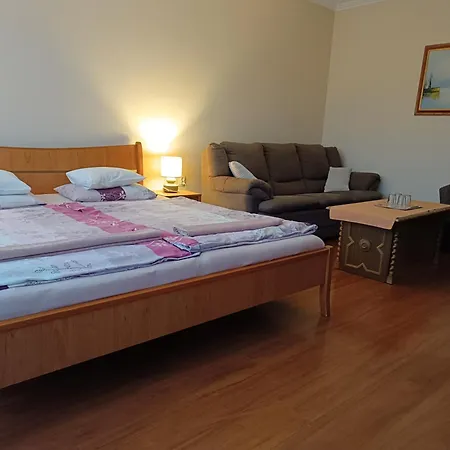 Szilvia Panzio Bed & Breakfast